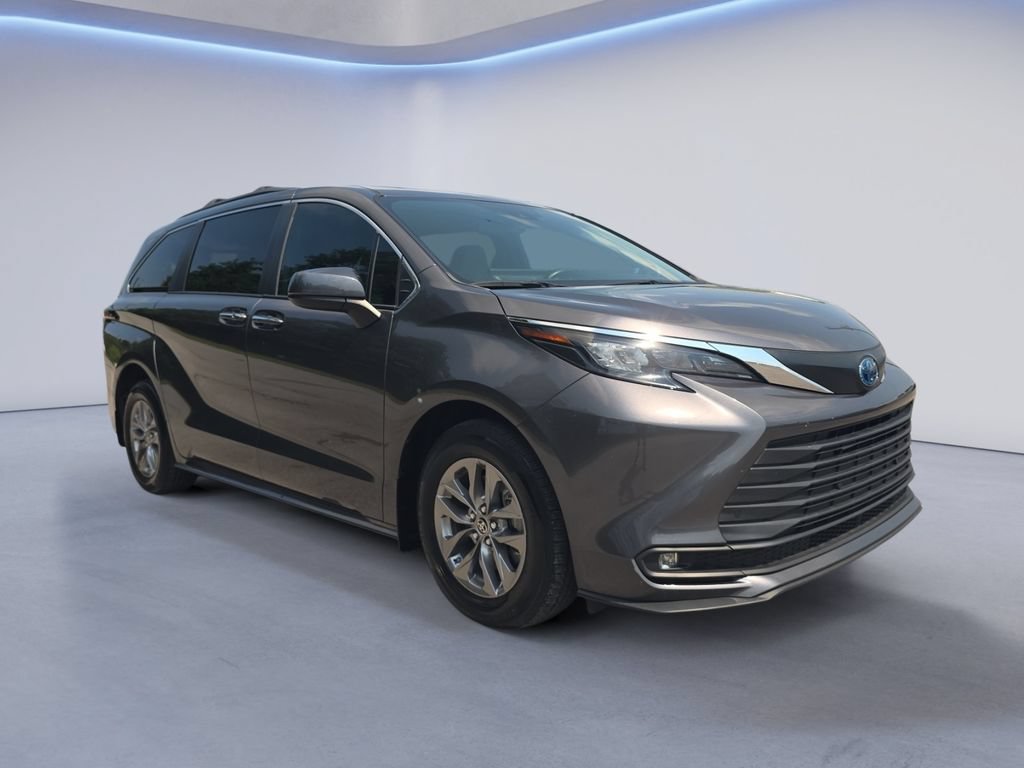 Used 2025 Toyota Sienna XLE w/ XLE Plus Package FWD image 8
