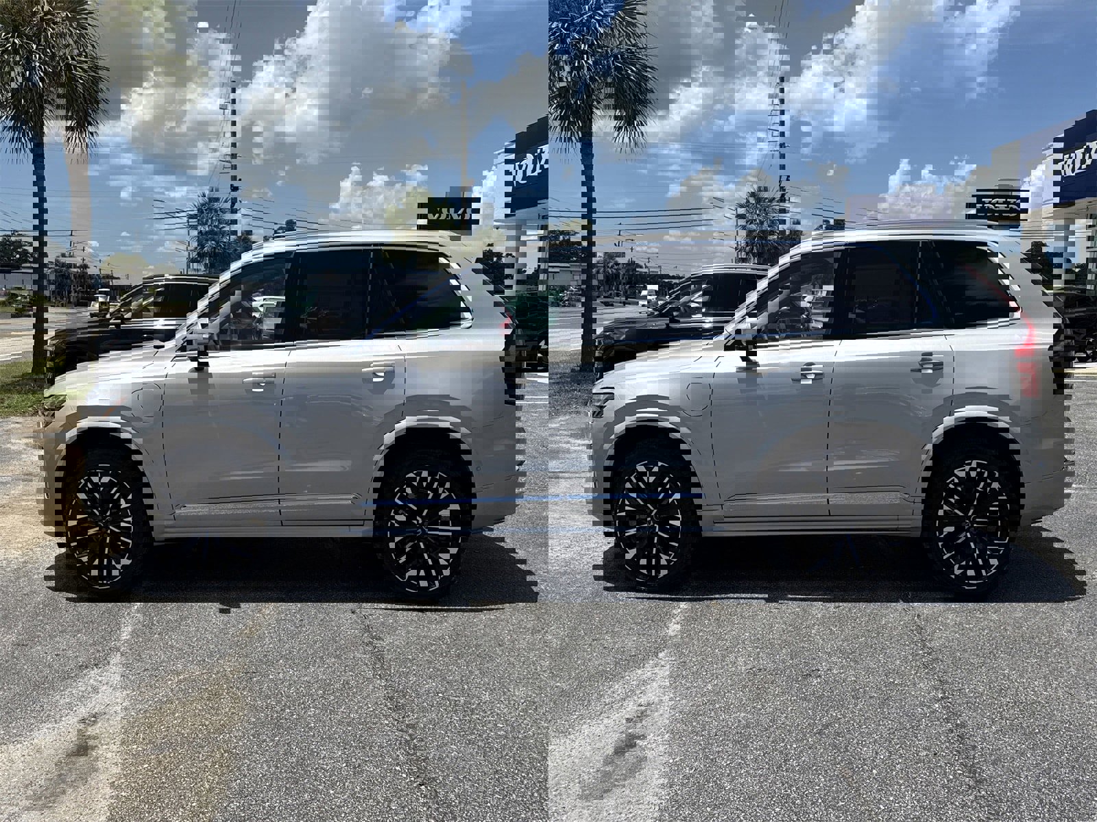 New 2025 Volvo XC90 T8 Plus w/ Protection Package Premier image 2