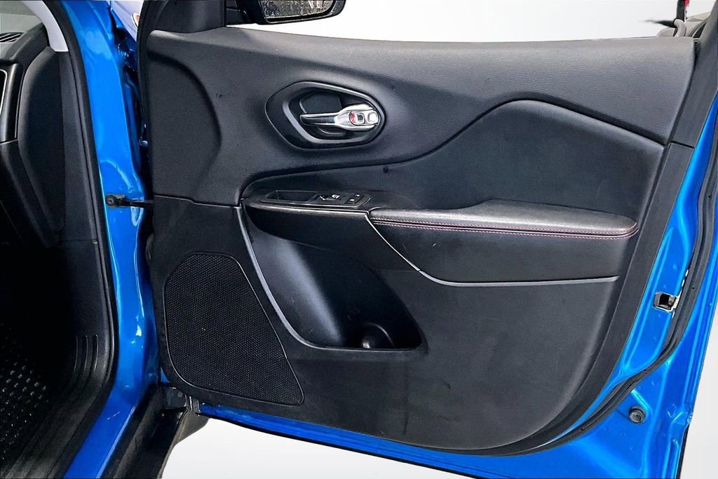 Used 2019 Jeep Cherokee Trailhawk w/ Cold Weather Group image 27