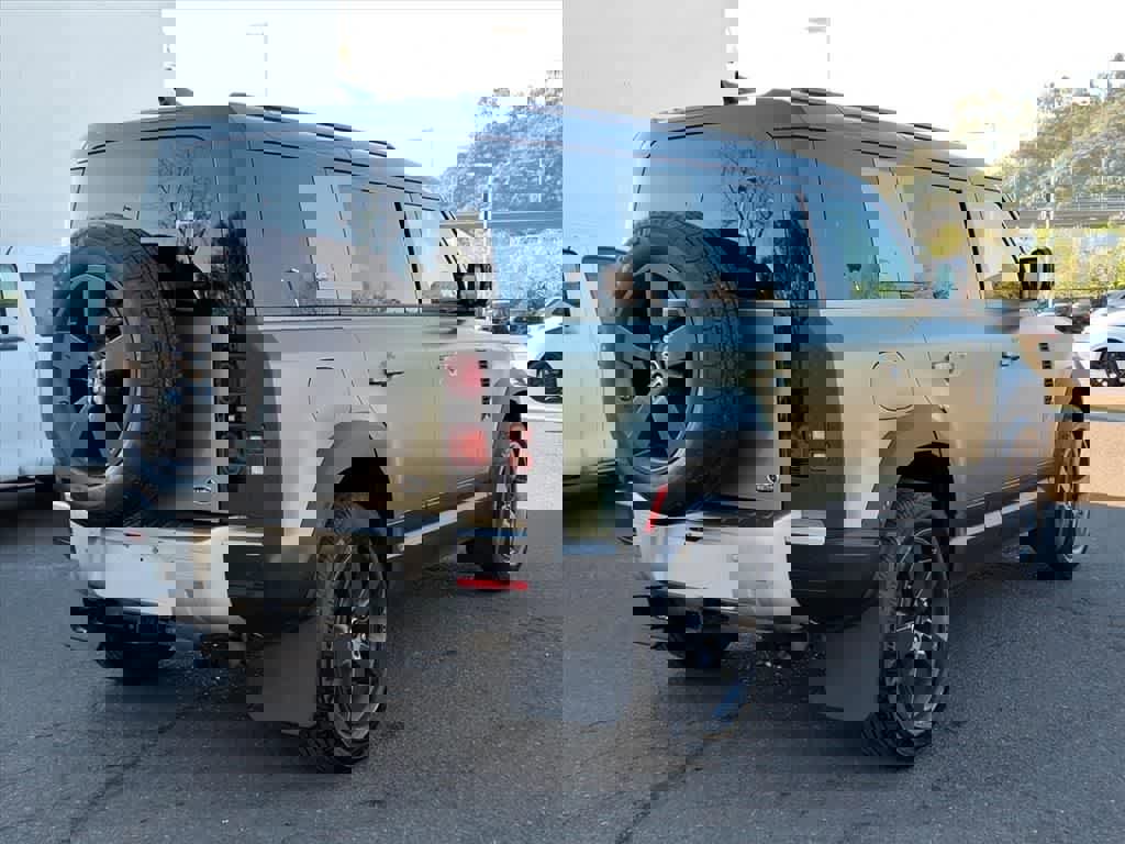 Used 2020 Land Rover Defender 110 HSE image 4