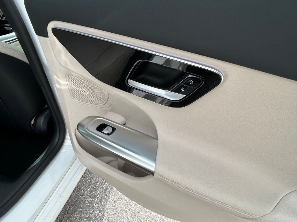 Used 2025 Mercedes-Benz C 300 4MATIC Sedan image 36