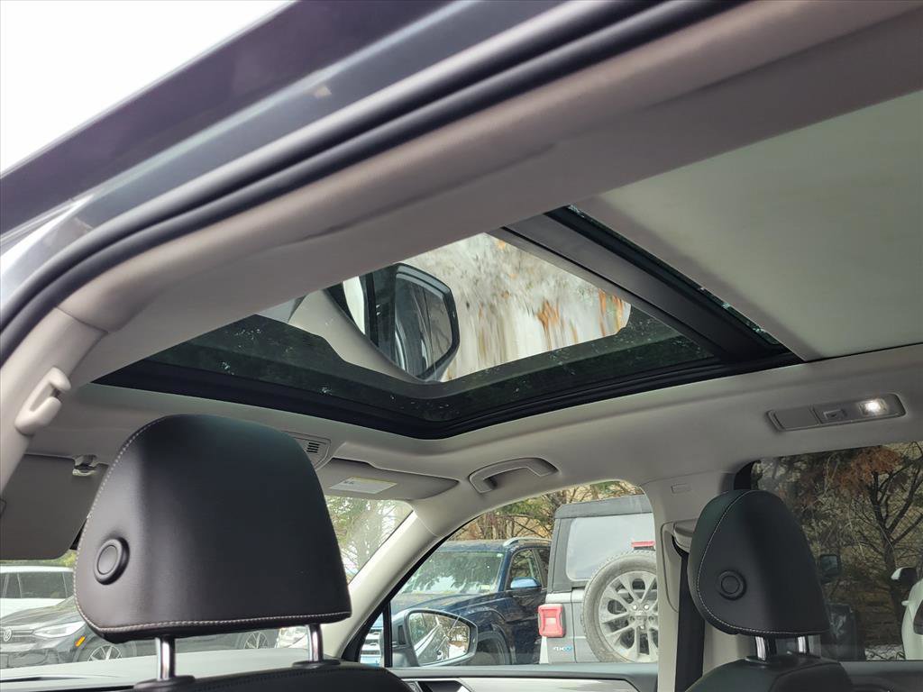 Used 2022 Volkswagen Tiguan SE w/ Panoramic Sunroof Package image 21