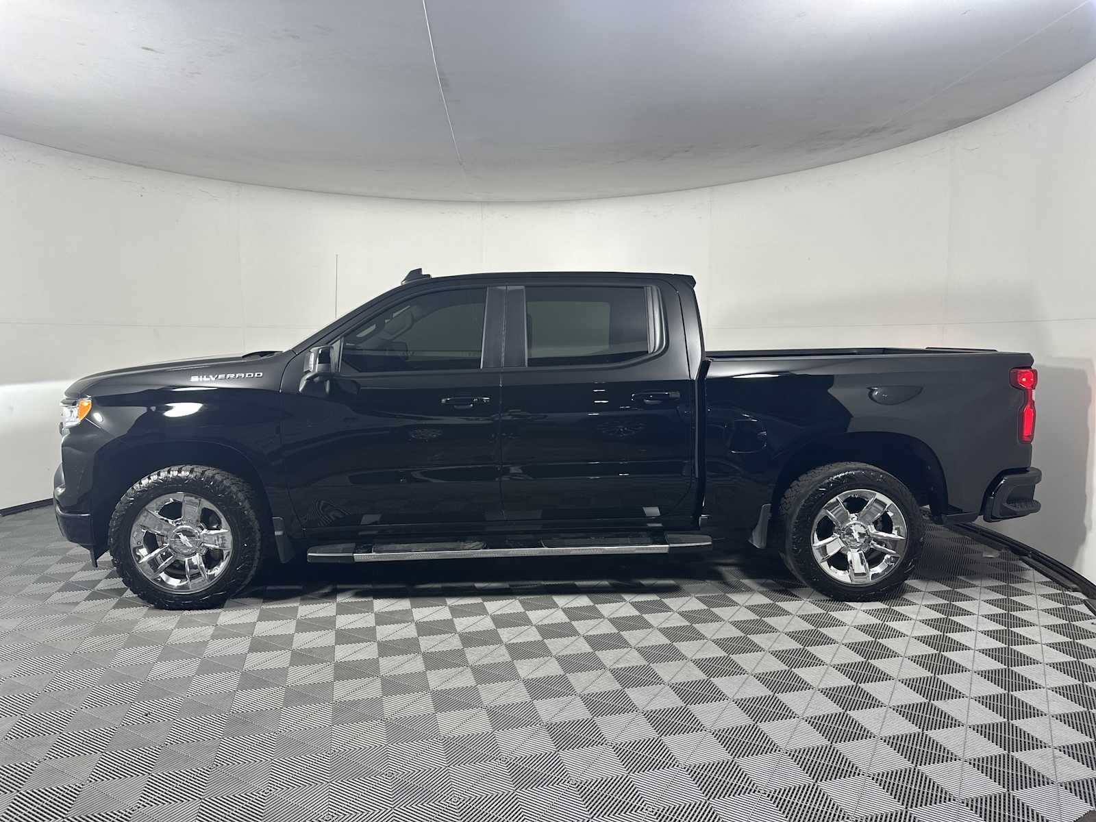 Used 2025 Chevrolet Silverado 1500 RST w/ Convenience Package II image 4