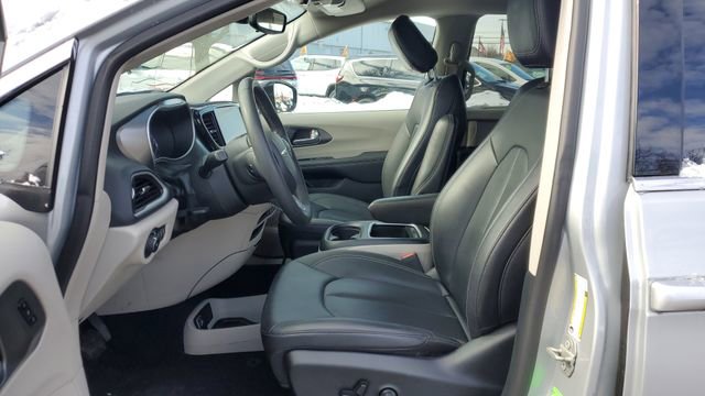 Certified 2024 Chrysler Pacifica Touring-L image 5