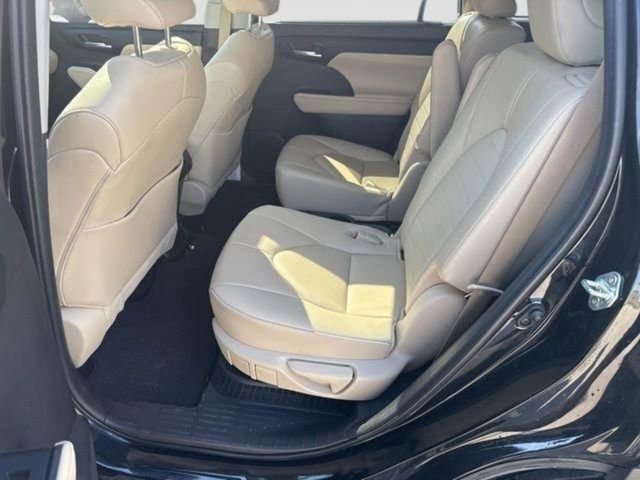 Used 2023 Toyota Highlander XLE AWD/4WD image 14