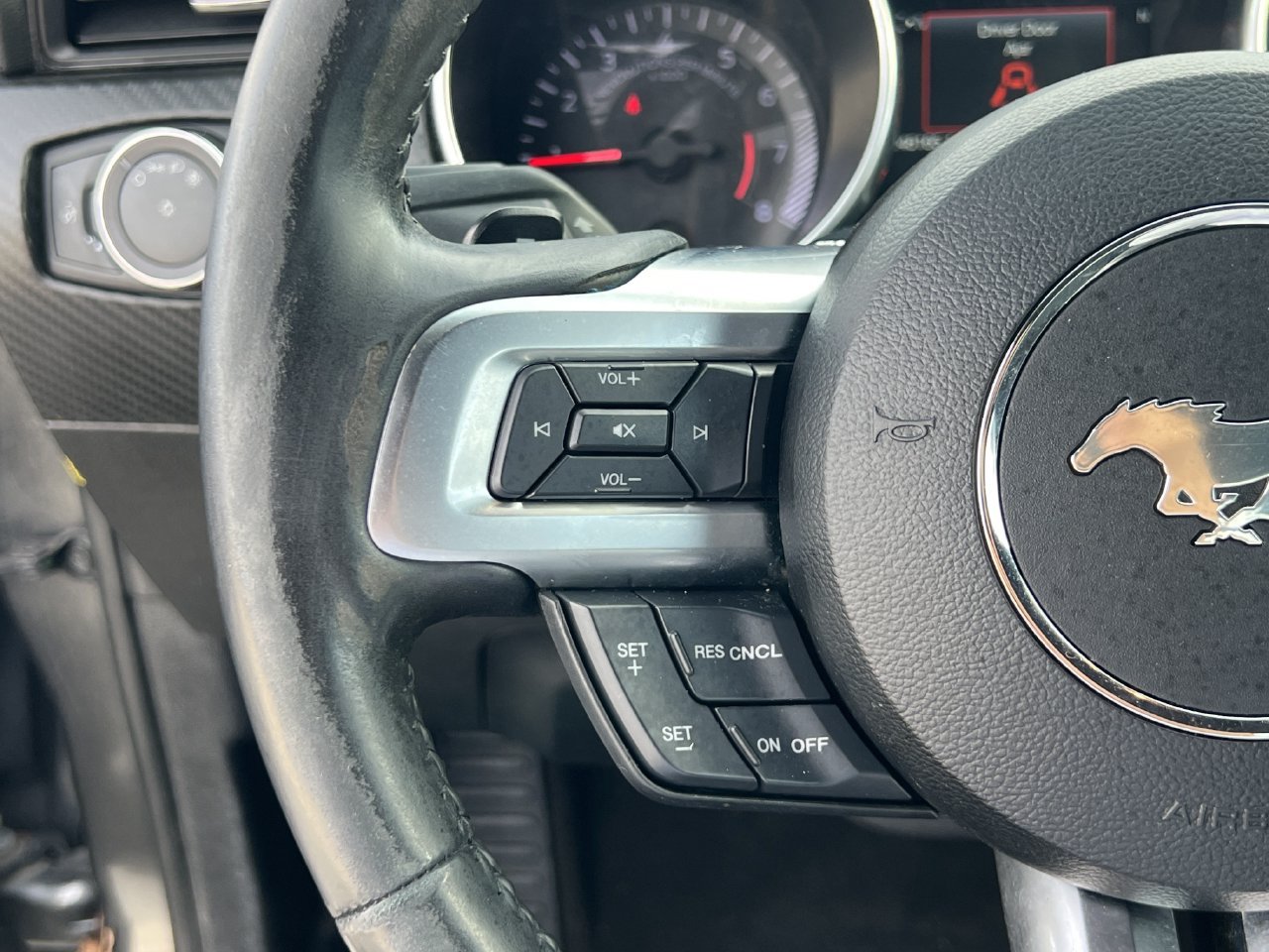 Used 2018 Ford Mustang Coupe RWD image 12