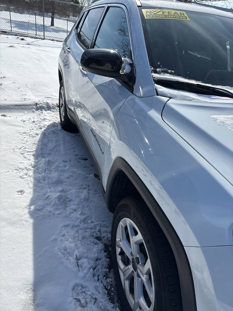 Used 2025 Jeep Compass Latitude image 2