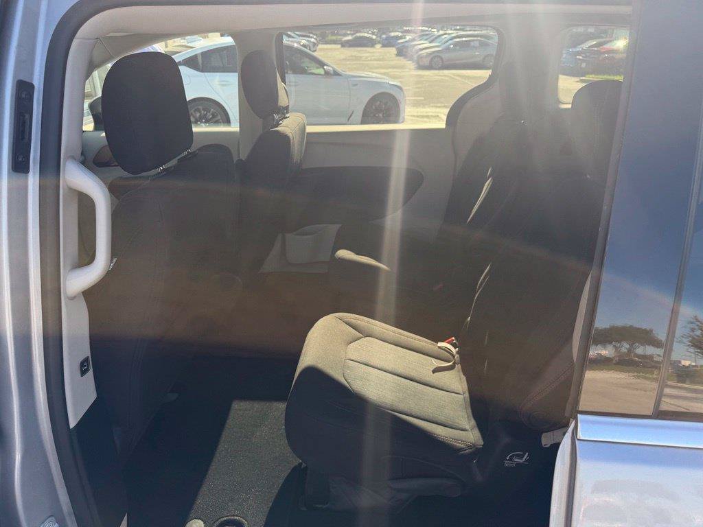 Used 2017 Chrysler Pacifica Touring FWD image 9