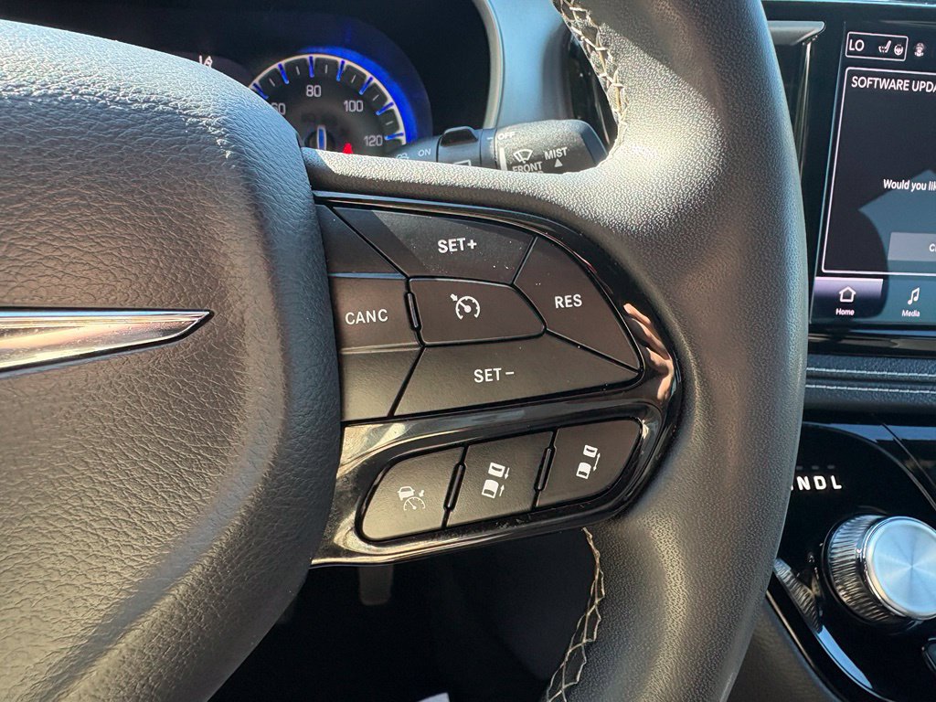 Used 2023 Chrysler Pacifica Touring FWD image 19