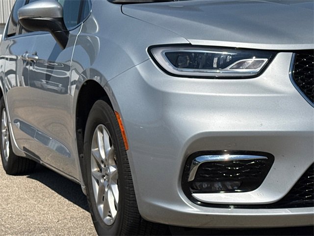 Used 2023 Chrysler Pacifica Touring-L image 8