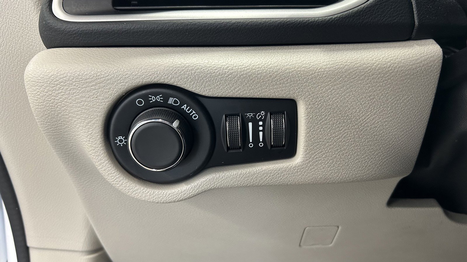 Used 2023 Chrysler Voyager LX image 21