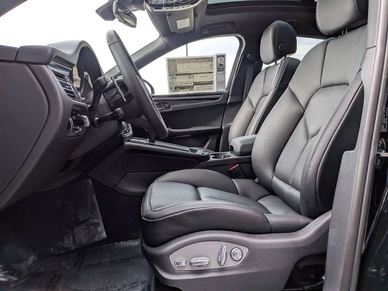 Certified 2026 Porsche Macan AWD/4WD image 5