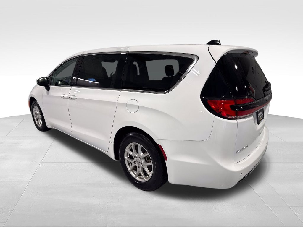 Used 2023 Chrysler Pacifica Touring-L FWD image 49