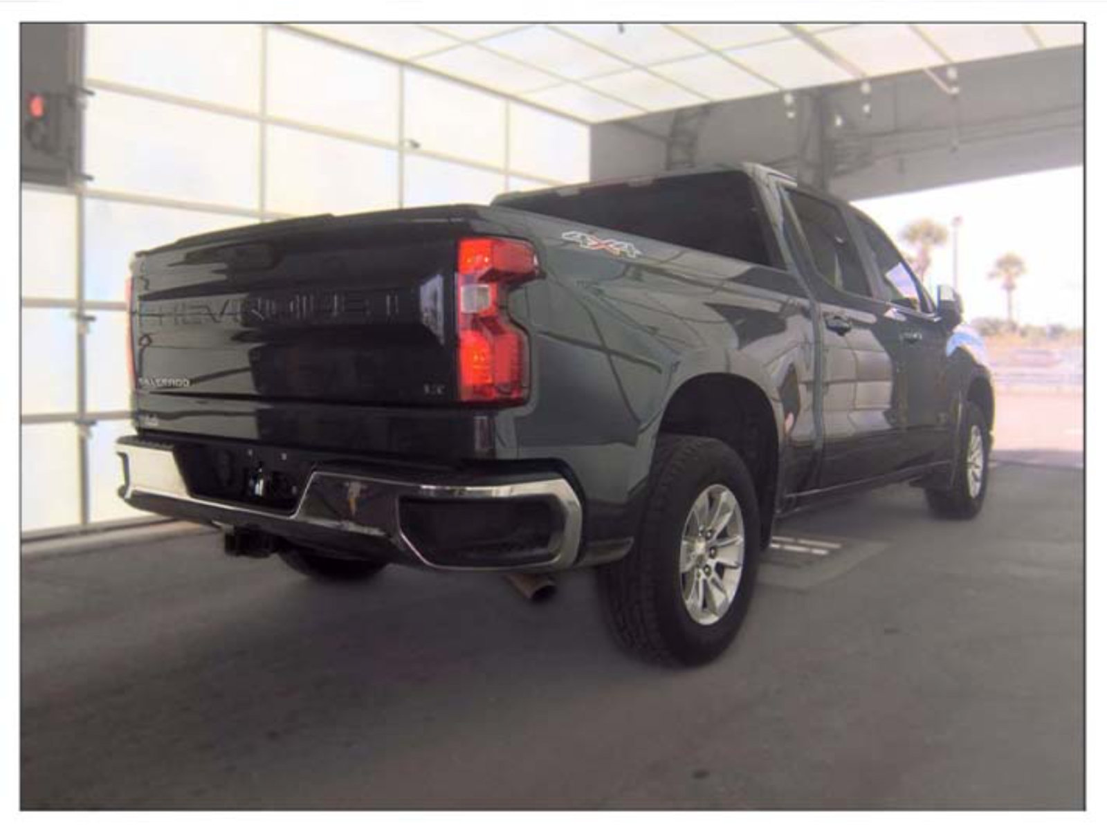 Used 2022 Chevrolet Silverado 1500 LT AWD/4WD image 2