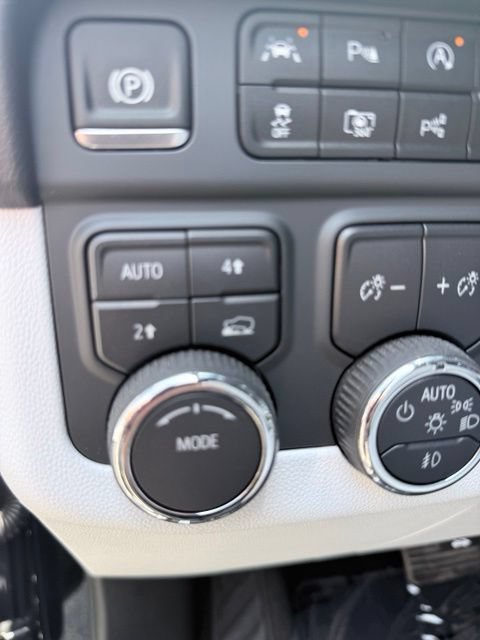 Certified 2025 Chevrolet Suburban Premier AWD/4WD image 11