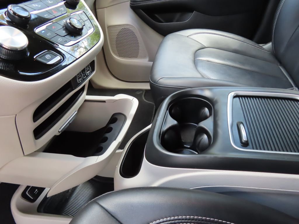 Certified 2024 Chrysler Pacifica Touring-L FWD image 17