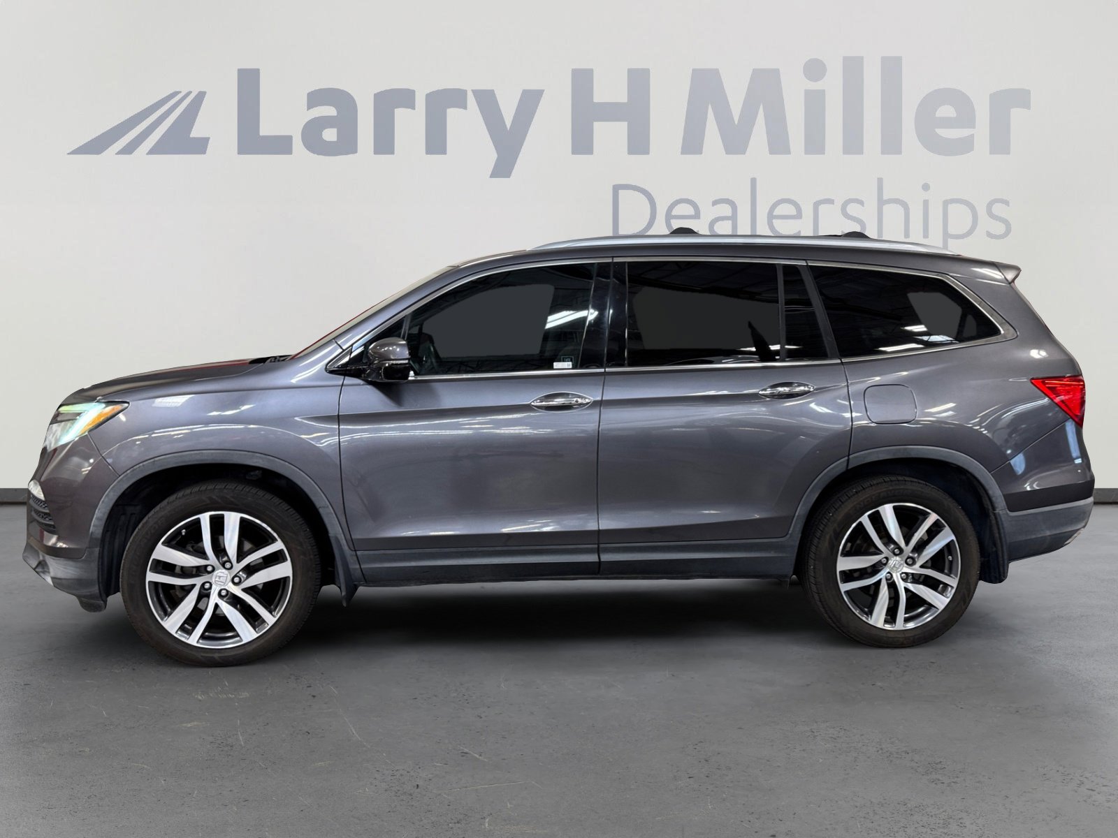 Used 2018 Honda Pilot Touring image 2