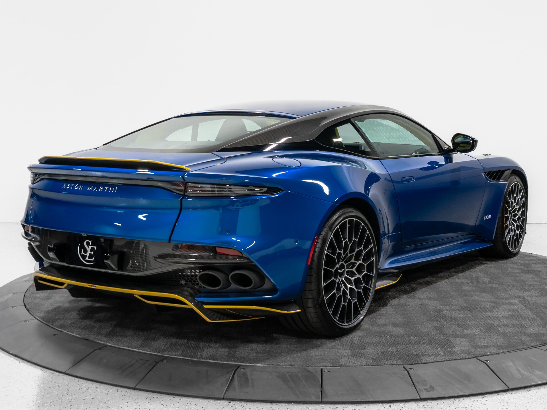 Used 2023 Aston Martin DBS Coupe RWD image 10