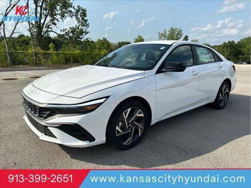 Used 2025 Hyundai Elantra SEL image 1