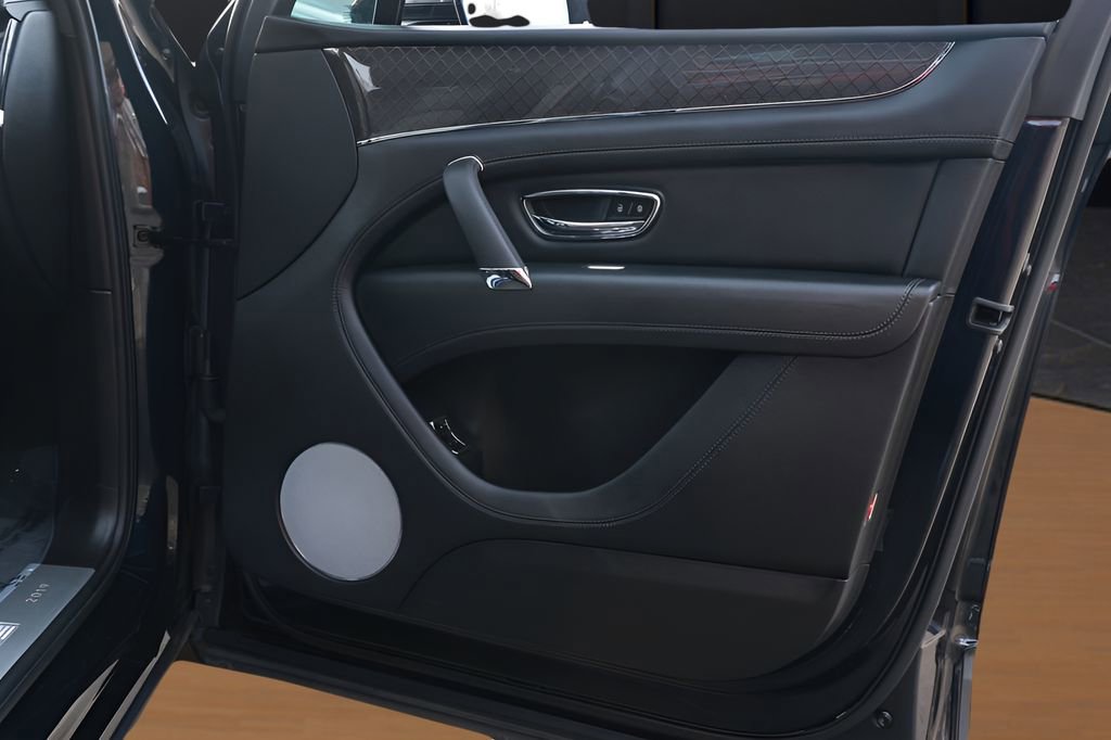 Used 2020 Bentley Bentayga Design Series image 18