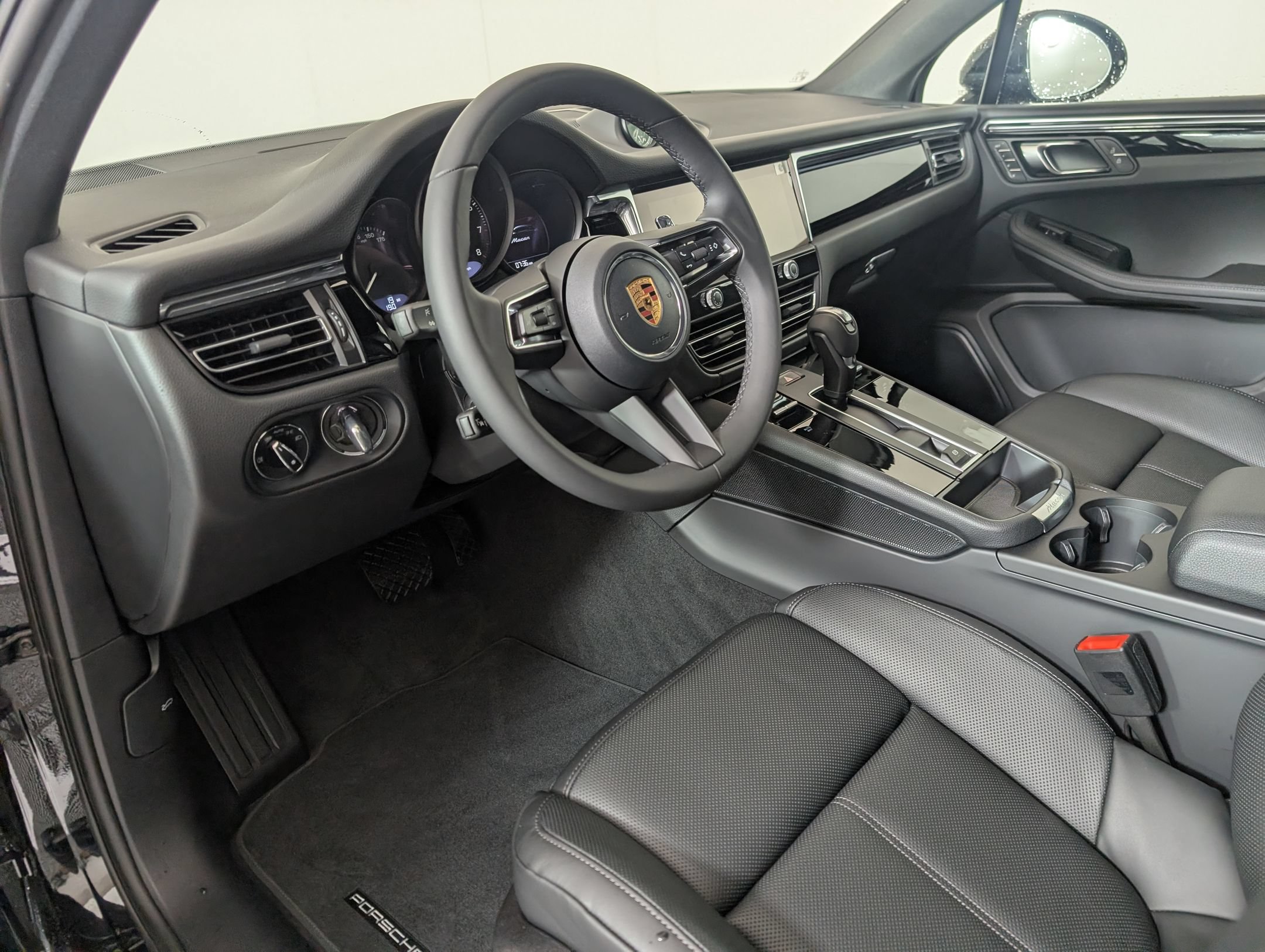 Used 2026 Porsche Macan AWD/4WD image 4