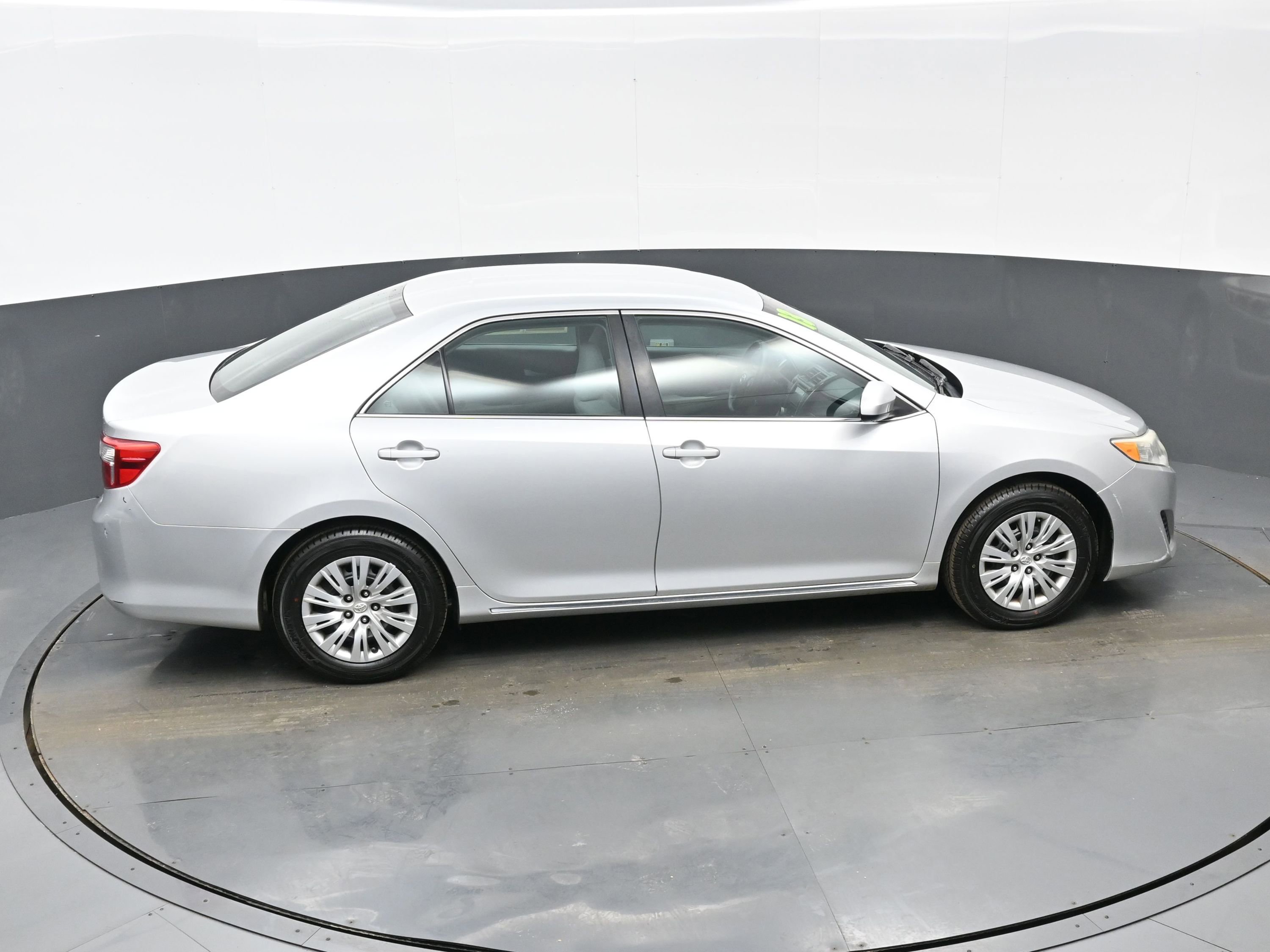 Used 2013 Toyota Camry LE image 34