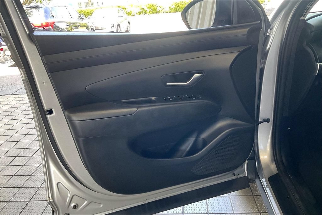 Used 2025 Hyundai Tucson SE FWD image 2