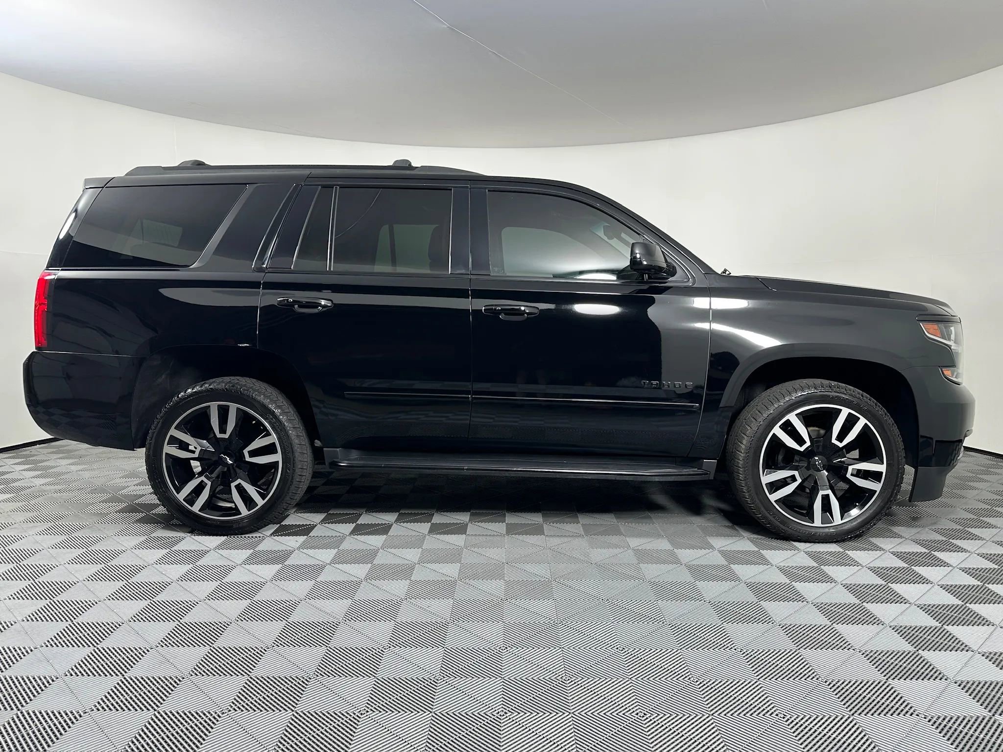 Used 2019 Chevrolet Tahoe Premier AWD/4WD image 13