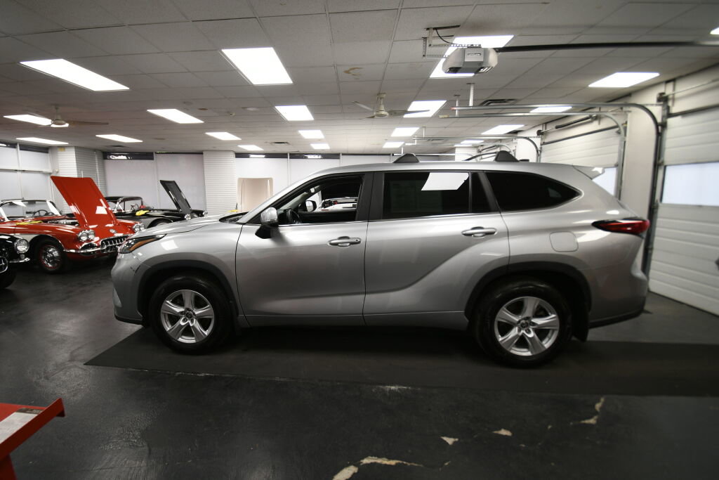 Used 2023 Toyota Highlander L FWD image 4