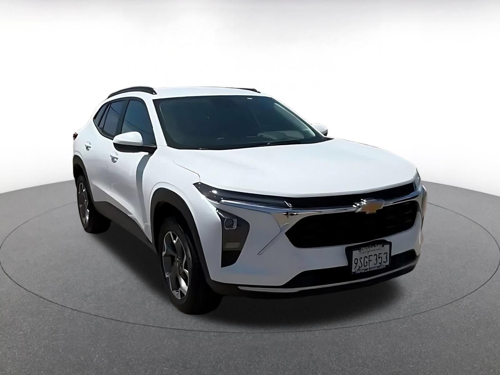 Used 2025 Chevrolet Trax LT w/ LT Convenience Package FWD image 3