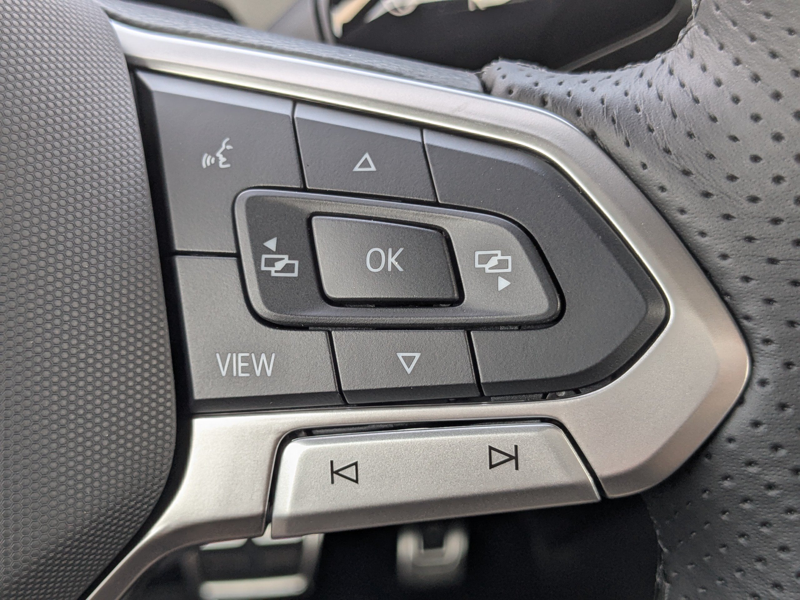 New 2026 Volkswagen Tiguan SE R-Line FWD image 26