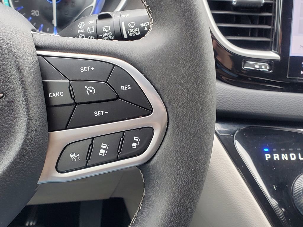 Used 2023 Chrysler Pacifica Touring-L image 23