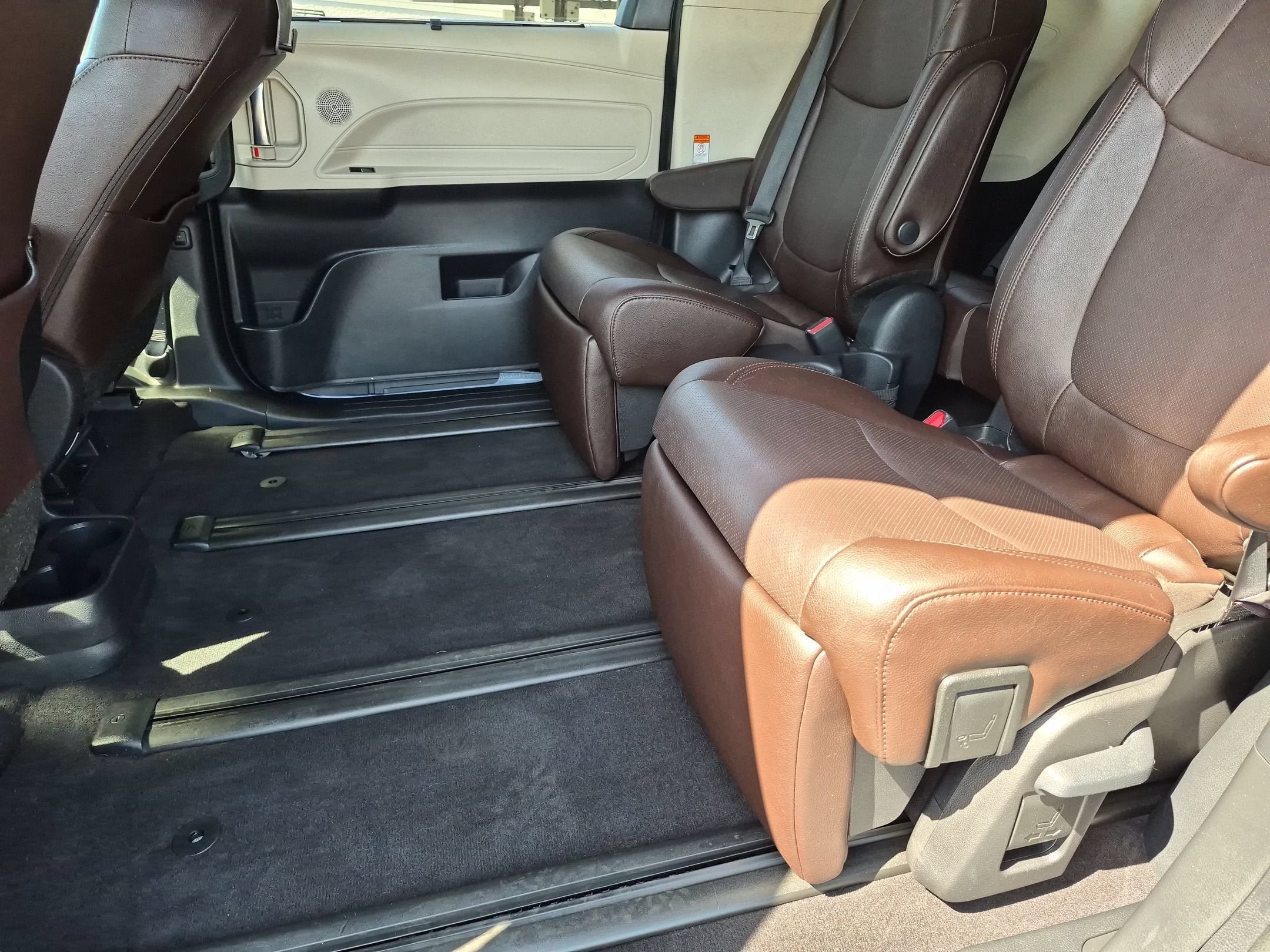 Used 2023 Toyota Sienna Platinum AWD/4WD image 16
