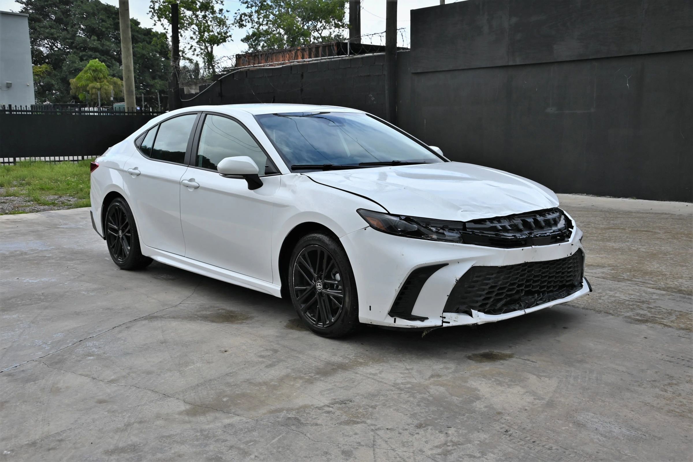 Used 2025 Toyota Camry SE image 1