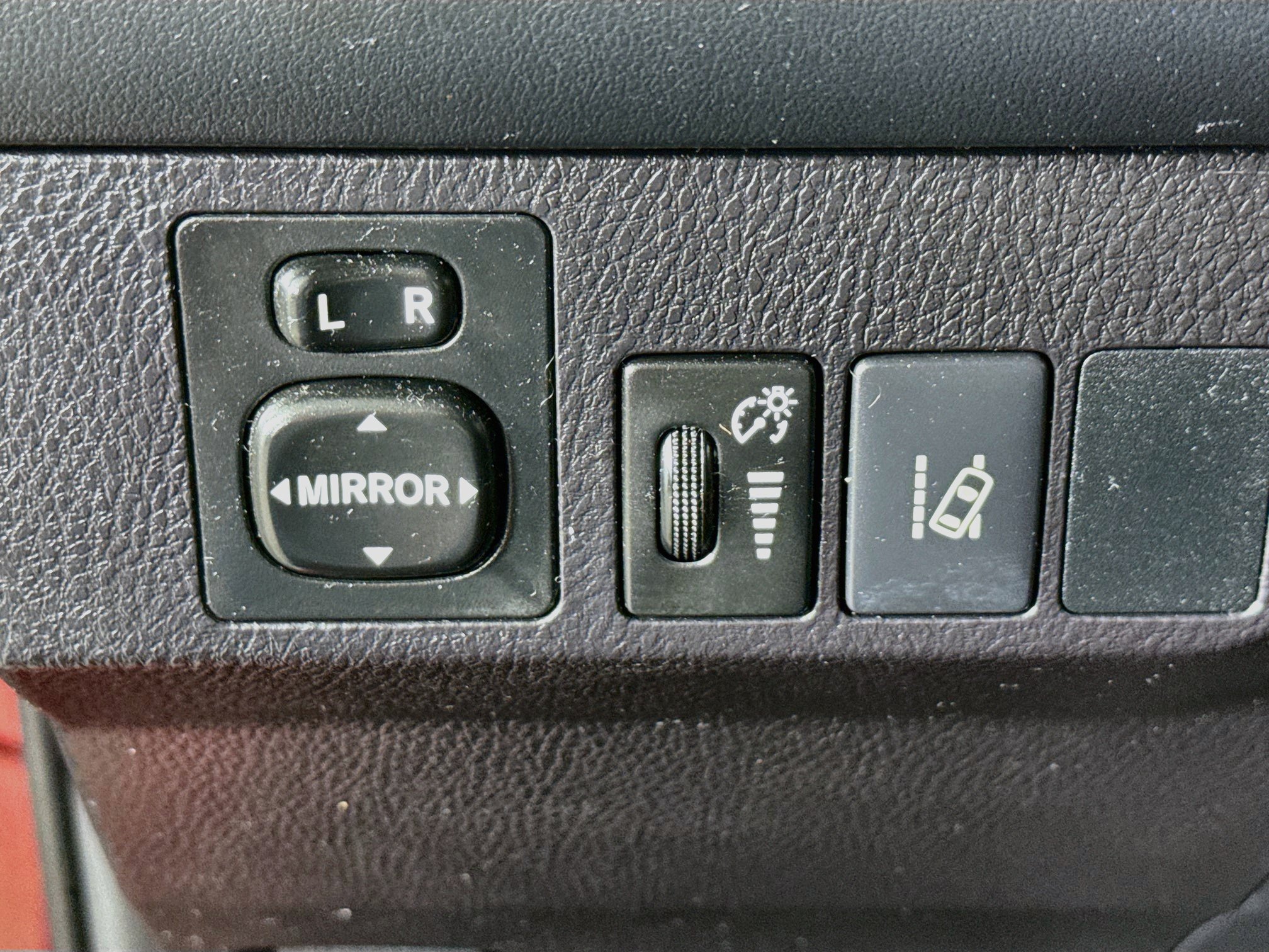 Used 2018 Toyota RAV4 LE FWD image 9