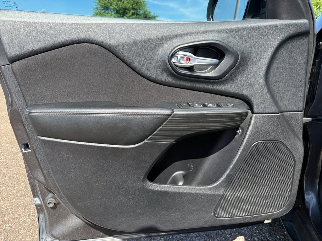 Used 2015 Jeep Cherokee Latitude FWD image 38
