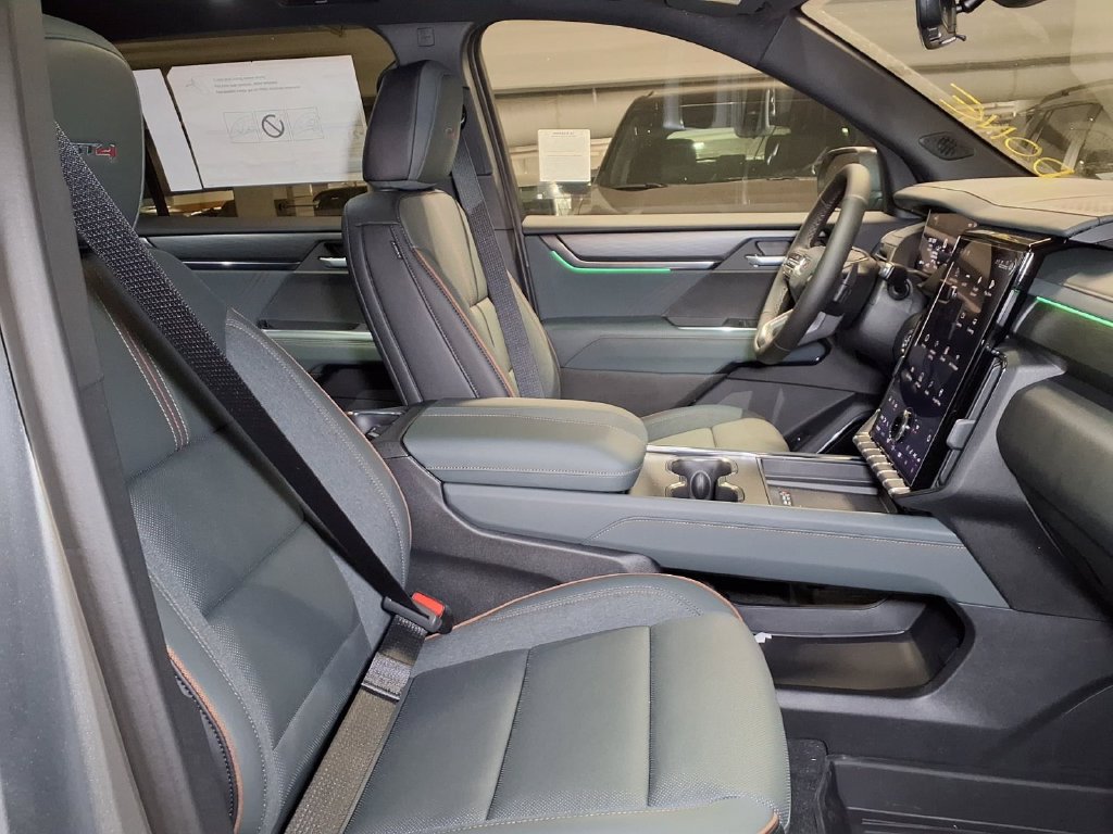 New 2027 GMC Acadia AT4 w/ Luxury Package AWD/4WD image 4