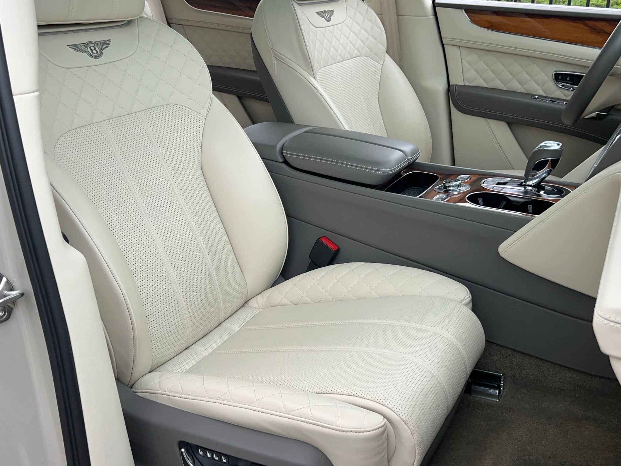 Used 2018 Bentley Bentayga AWD/4WD image 40