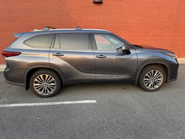 Used 2020 Toyota Highlander Platinum AWD/4WD image 2