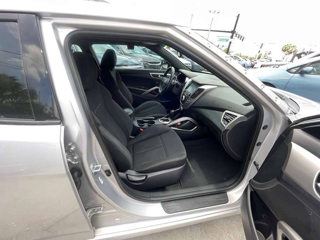 Used 2017 Hyundai Veloster Value Edition FWD image 14