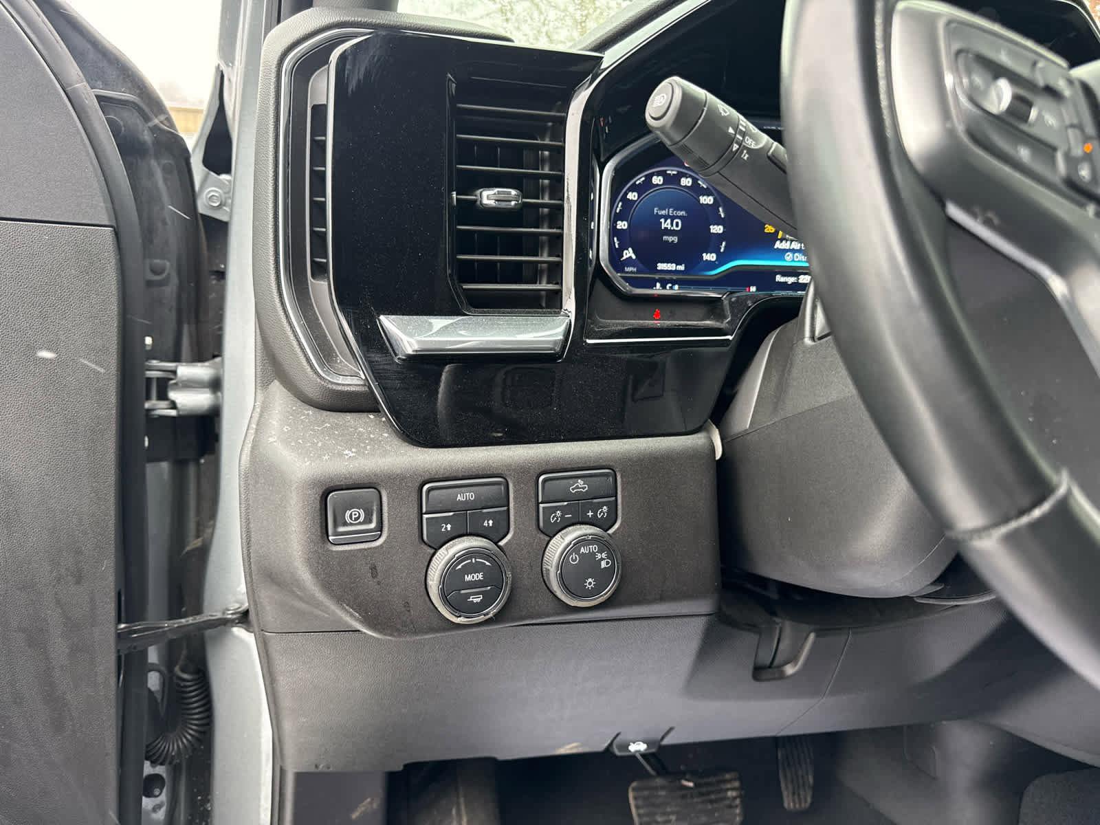 Used 2025 Chevrolet Silverado 1500 LT image 13