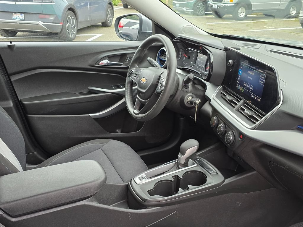 Used 2024 Chevrolet Trax LS w/ LS Convenience Package FWD image 10