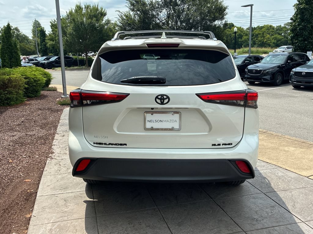 Used 2021 Toyota Highlander XLE AWD/4WD image 5