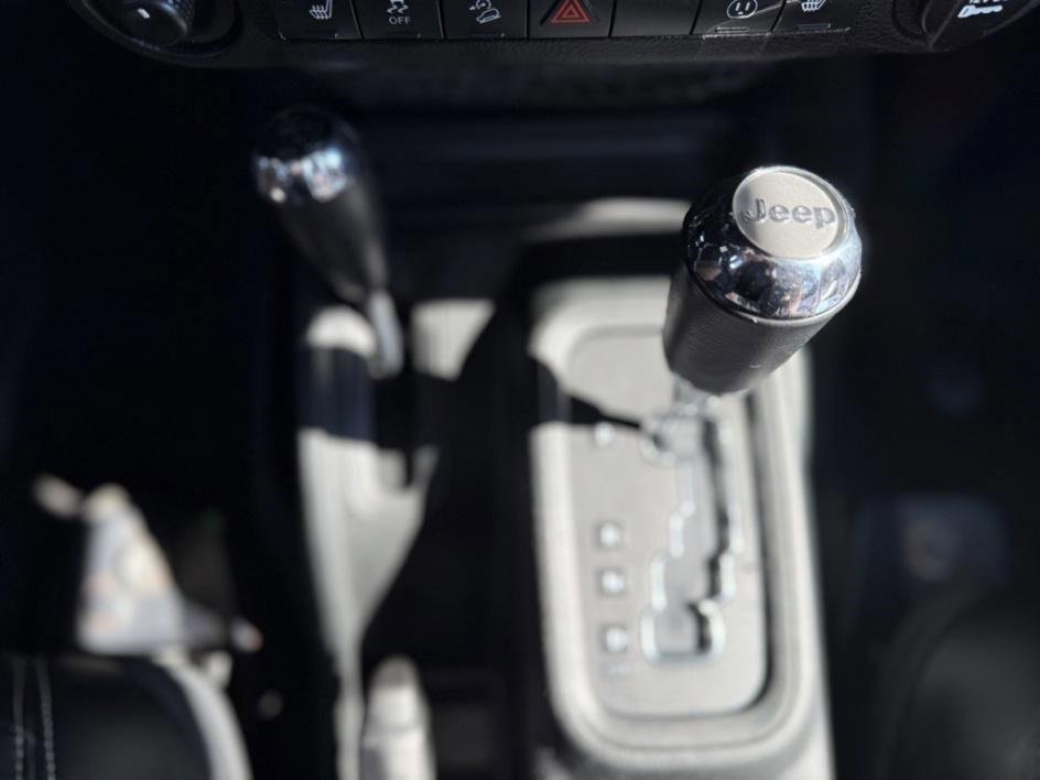 Used 2017 Jeep Wrangler Unlimited Rubicon w/ Connectivity Group image 29