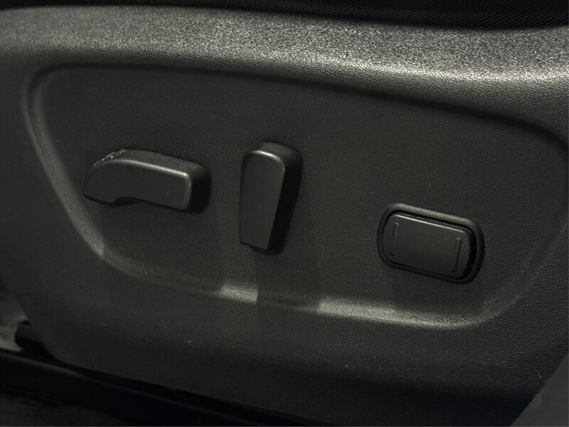 Used 2018 Nissan Rogue SV AWD/4WD image 17