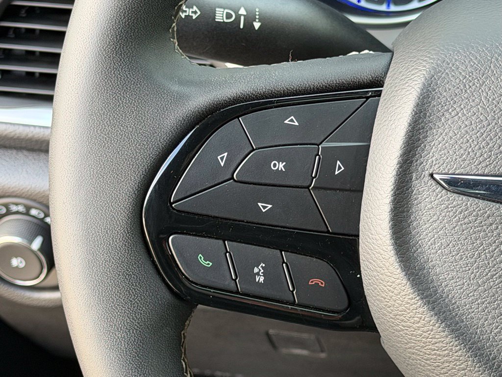 Used 2025 Chrysler Pacifica Limited FWD image 36