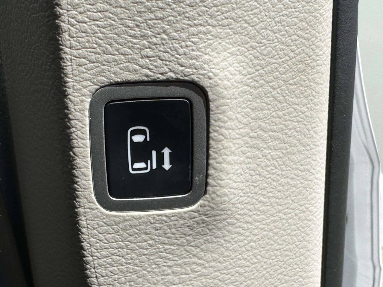 Used 2022 Chrysler Voyager LX FWD image 23