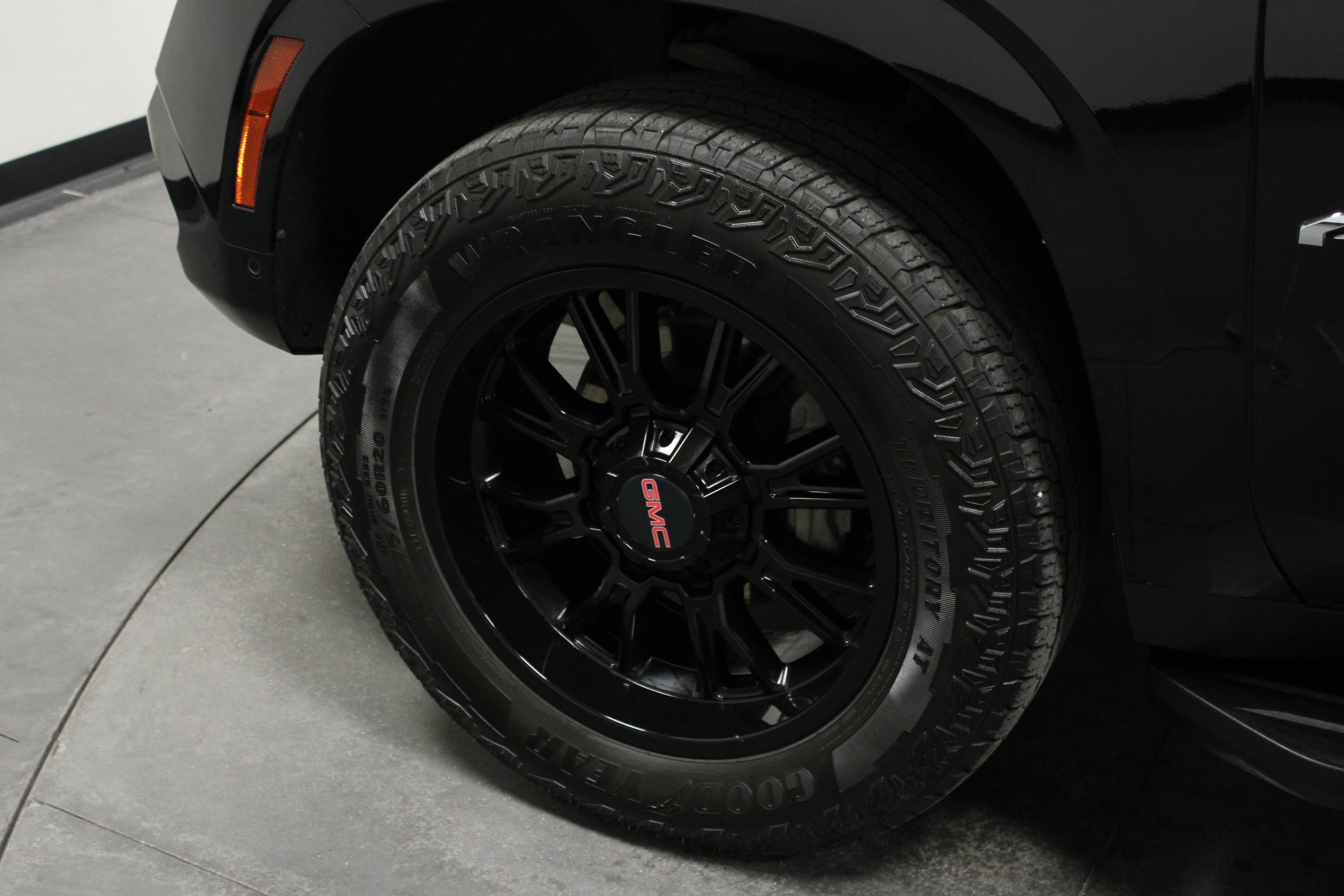 Used 2025 GMC Yukon AT4 AWD/4WD image 10