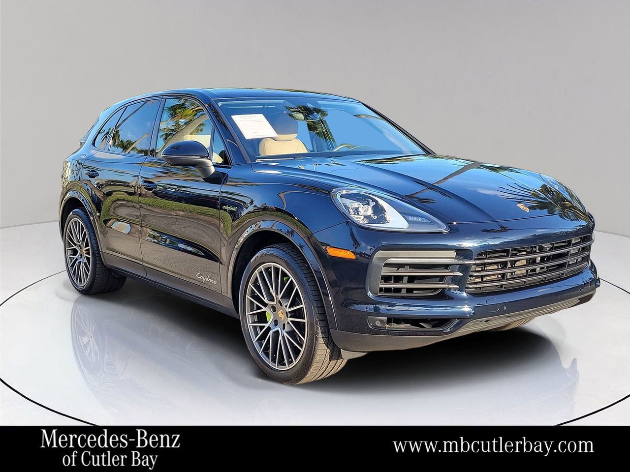 Used 2023 Porsche Cayenne Platinum Edition image 1