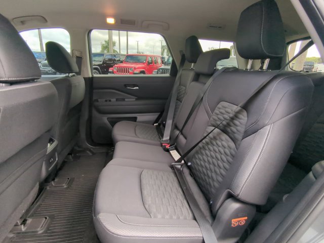 Used 2022 Nissan Pathfinder SV FWD image 16